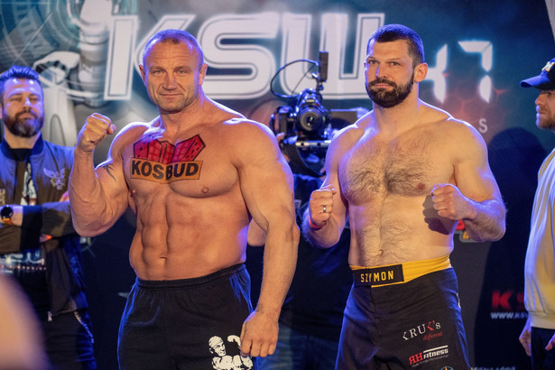 Mariusz Pudzianowski wyniesiony z klatki. Szymon Kołecki wygrał w pierwszej rundzie [WIDEO]