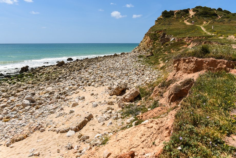 Praia da Boca do Rio – poruszając się w kierunku na wschód od Sagres – kolejna dzika plaża do odkrycia.