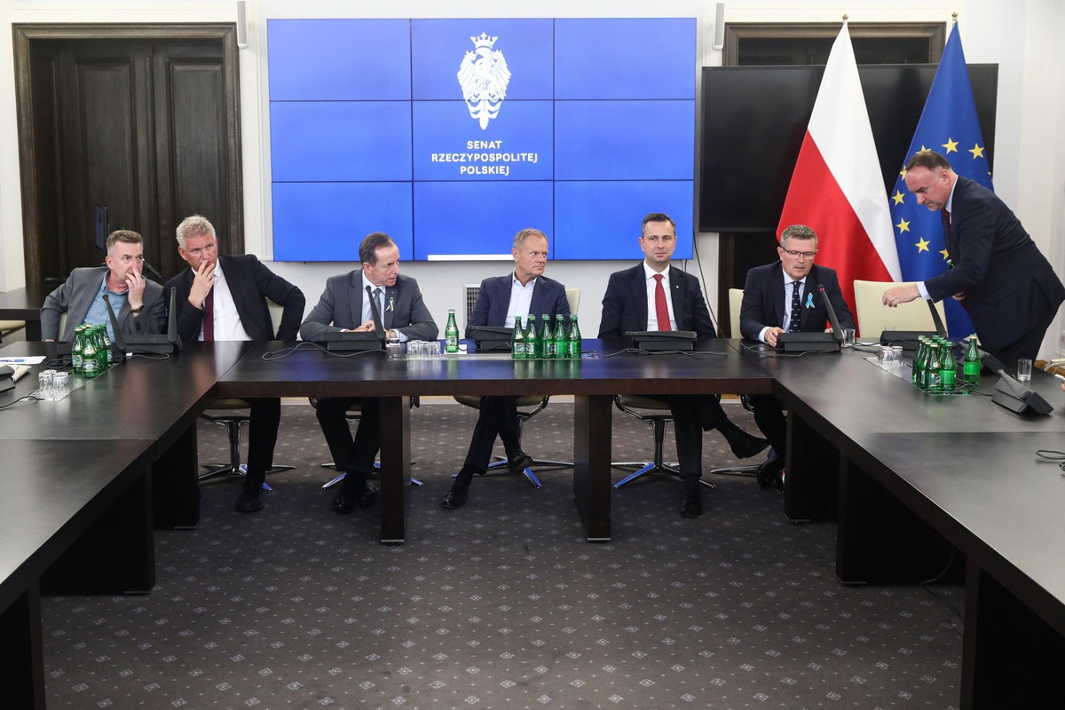 Warszawa, 29.06.2022. Przewodniczący Platformy Obywatelskiej Donald Tusk (C), senator KO Marcin Bosacki (2P), I wiceprzewodniczący Polski 2050 Michał Kobosko (P), marszałek Senatu RP prof. Tomasz Grodzki (3L), senator Lewicy Wojciech Konieczny (2L) i prezes PSL Władysław Kosiniak-Kamysz (3P) na spotkaniu liderów opozycji, 29 bm. w Senacie w Warszawie. Tematem spotkania jest m.in. ewentualna przyszła współpraca przy okazji wyborów. (aldg) PAP/Tomasz Gzell
