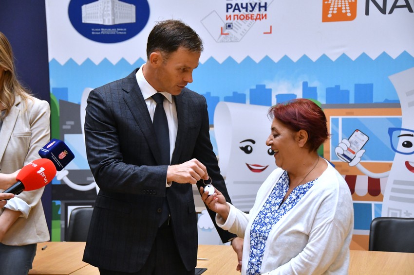 Siniša Mali uručio ključeve stana i automobila