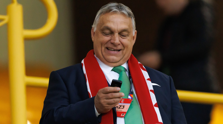 Orbán Viktor miniszterelnök csak Szalai Ádám hosszú unszolására ment be a magyar fociválogatott öltözőjébe, ahol gratulált az angolverő csapatnak/Getty Images