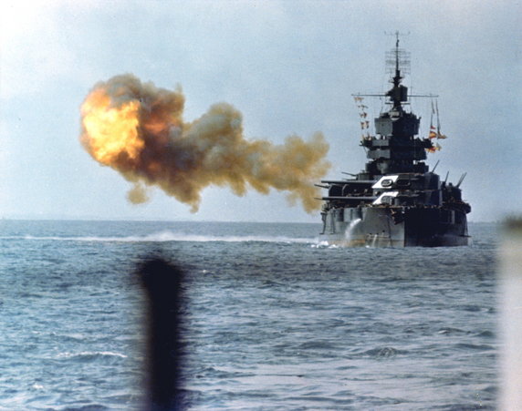 USS Idaho ostrzeliwuje Okinawę (1 kwietnia 1945, domena publiczna).