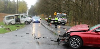 Wypadek piłkarzy. W ich busa uderzyła osobówka