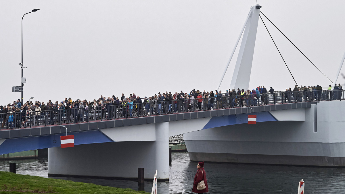 Oddano dziś do użytku nowy – zwodzony most nad Martwą Wisłą łączący gdańską Wyspę Sobieszewską z pozostałą częścią miasta. Liczący 173 metry długości Most 100-lecia Odzyskania Niepodległości Polski zastąpił starą wysłużoną przeprawę pontonową. To największa zwodzona przeprawa w Polsce.