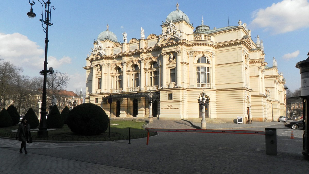 Spektakl "Z biegiem lat, z biegiem dni", na podstawie scenariusza Joanny Olczak-Ronikier, wyreżyserowała Agnieszka Glińska. Premiera opowieści o krakowskim społeczeństwie z przełomu XIX i XX w. odbędzie się w sobotę w Teatrze im. J. Słowackiego w Krakowie.