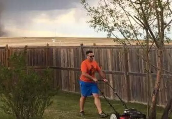Tornado to nic, kiedy trzeba skosić trawnik. Zdjęcie mężczyzny z Kanady rozbiło bank
