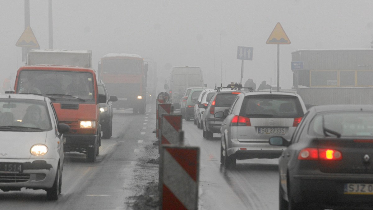 Od początku października, w każdy poniedziałek dochodzi do paraliżu komunikacyjnego południowych dzielnic Krakowa. Mieszkańcy m.in. Bieżanowa i Kurdwanowa muszą stać w godzinnych korkach na ulicy Kamieńskiego oraz Alejach Trzech Wieszczów. Horror komunikacyjny powoduje zwiększona liczba aut w mieście oraz… niesprawny system sterowania ruchem.