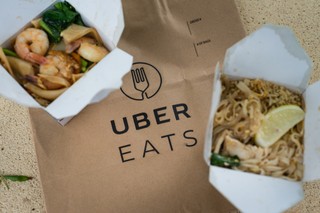 Uber Eats: Sanepid złapie kuriera, karę zapłaci restaurator?