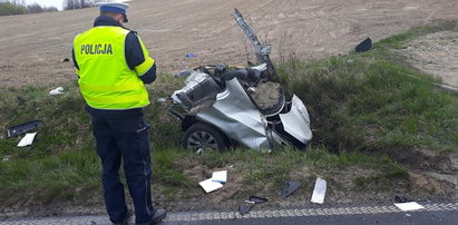 Auto rozpadło się na trzy części. Tragiczny wypadek w Mariankach