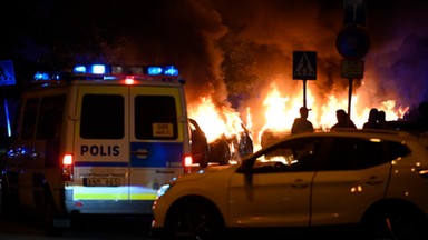 Nocne zamieszki w Szwecji. Chaos, ataki na policję i podpalone samochody [ZDJĘCIA, WIDEO]