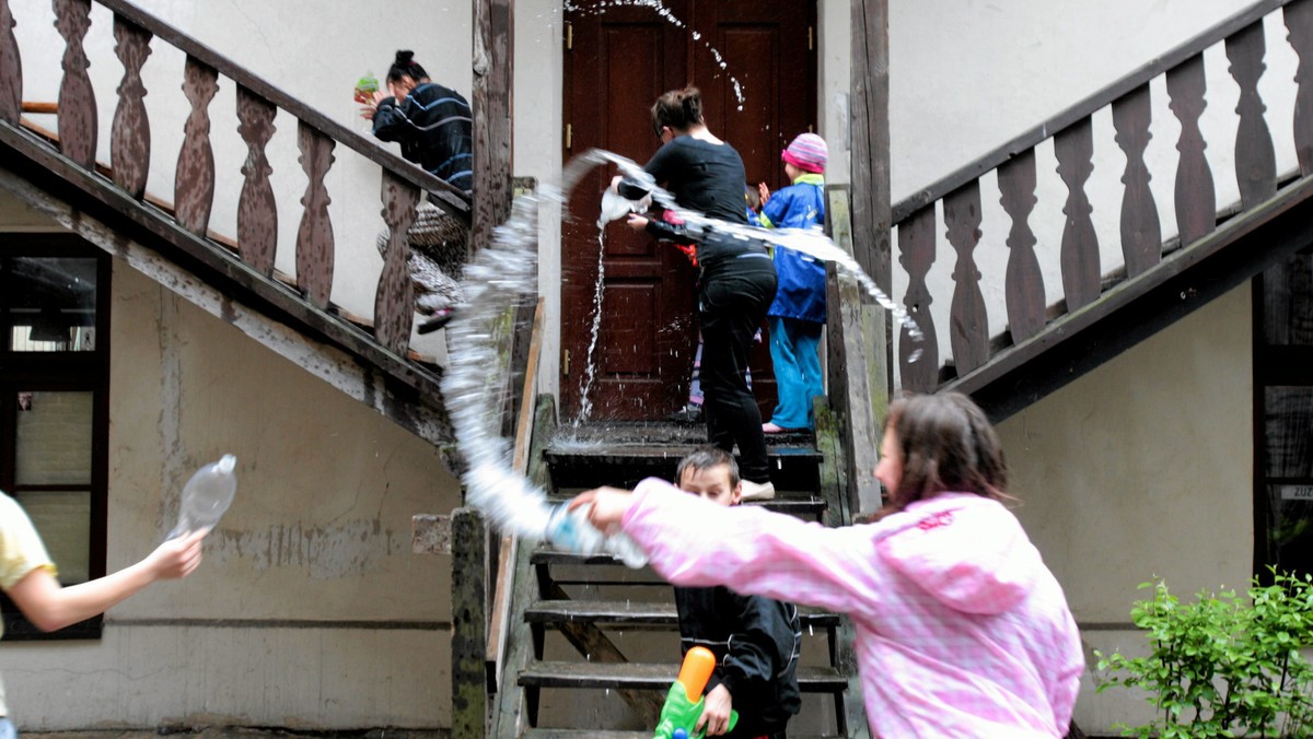 Hołdując wielkanocnej tradycji w śmigus-dyngus polewajmy się czystą wodą i nie celujmy w głowę. Woda pod dużym ciśnieniem lub perfumy mogą poważnie uszkodzić wzrok – przestrzegają specjaliści z Uniwersyteckiego Centrum Okulistyki i Onkologii w Katowicach. Policja dodaje, że oblewanie wodą może skończyć się mandatem.