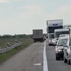 Zbog zapaljenog kamiona i obustavljenog saobraćaja, vozači voze u kontra smeru