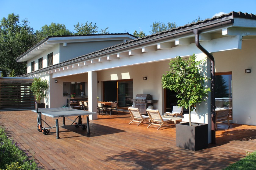 Auf der Terrasse kann man geniessen – und spielen. 