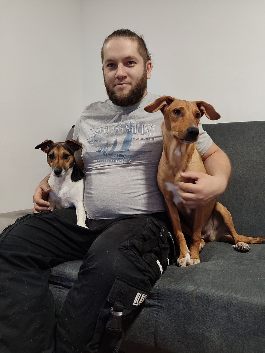 Masinovodja Miša Radivojević je veliki ljubitelj zivotinja na slici je sa svojim psima