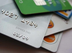 Płacisz kartą, a bank oddaje pieniądze