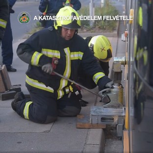 Drámai villamosgázolás Budapesten: a tűzoltók így mentették ki a sínek közül a sérültet - videó