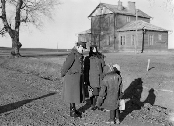 Oficer rozmawia z dziećmi, tereny pogranicza (1934, CC0 1.0 Universal (CC0 1.0) Przekazanie do Domeny Publicznej).