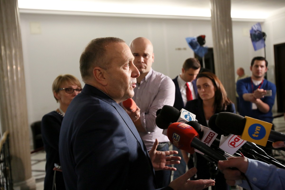 "To był dziwny rok trudny dla polskiej polityki zagranicznej. Bo tak naprawdę z tygodnia na tydzień, z miesiąca na miesiąc widzieliśmy, w jaki sposób tracimy potencjał i pozycję, która została zbudowana przez ostatnie 8 lat" - powiedział Schetyna.