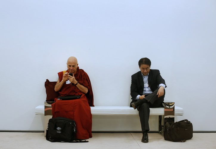 Uczestnicy Światowego Forum Ekonomicznego sprawdzają swoje telefony komórkowe podczas przerwy w obradach. Liderzy państw z całego świata, wpływowi przedstawiciele wielkich koncernów, bankierzy i politycy spotkali się  podczas <a href='http://forsal.pl/artykuly/675308,forum_ekonomiczne_w_davos_inauguracja_w_cieniu_kryzysu.html'>43. Forum w szwajcarskim Davos</a>. Tegoroczne wydarzenie odbyło się w dniach 23-27 stycznia 2013 roku. Fot. Jason Alden, Bloomberg's Best Photos 2013.