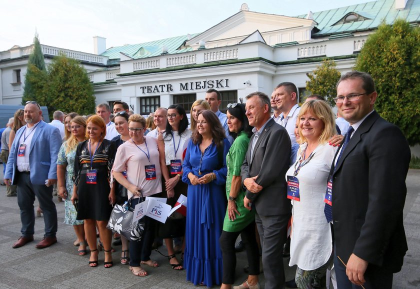 Joanna Lichocka - kim jest posłanka pokazująca środkowy palec?