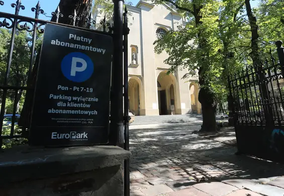 Ksiądz podnajął teren wpisany do rejestru zabytków jako parking. Abonament to 516 zł