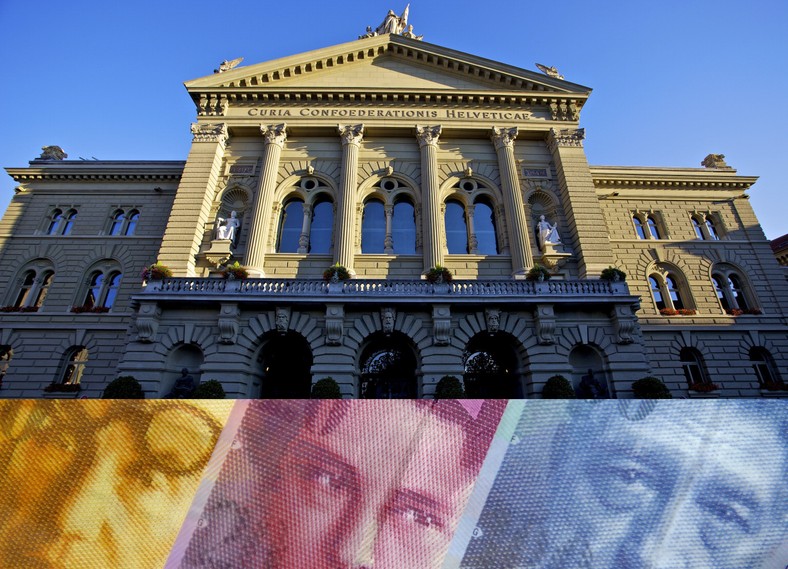 Szwajcarski Bank Narodowy i frank szwajcarski, fot. Bloomberg