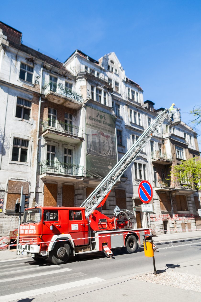 Kamienica grozi zawaleniem. Trwa rozbiórka ściany