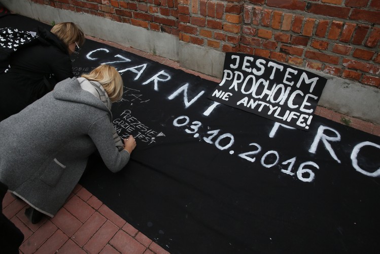 Demonstrację otworzyła organizatorka zgromadzenia Karolina Brzycka, która mówiła, że Polki, wzorem mieszkanek Islandii, spotykają się, by demonstrować, 