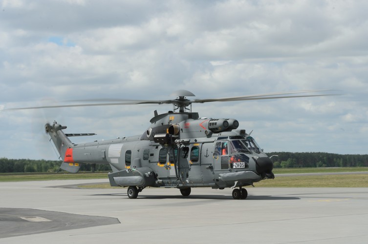 Testy śmigłowca EC-725 Caracal w 33 Bazie Lotnictwa Transportowego w Powidzu. <br><br>fot.  (jk/mr) PAP/Jakub Kaczmarczyk