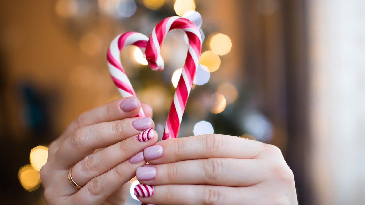 Upravené ruky sú v centre pozornosti pri výmene darčekov či spoločnej večeri.