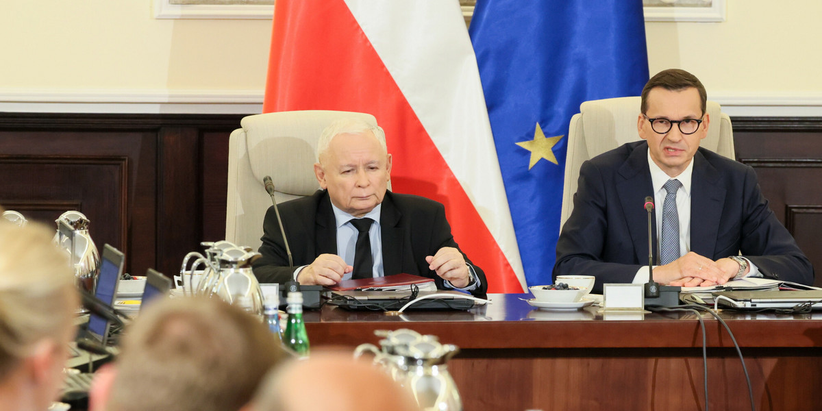 Mateusz Morawiecki oraz Jarosław Kaczyński podczas posiedzenia rządu we wrześniu 2023 r.