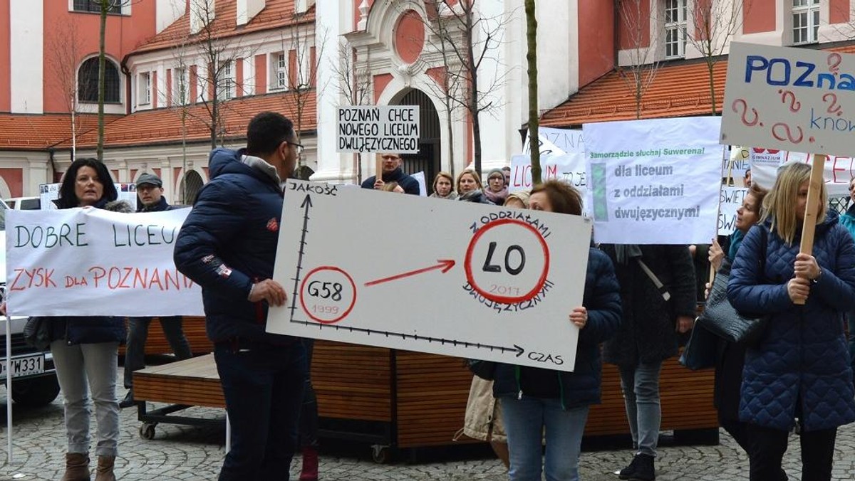 Wczorajsza sesja rady miasta rozpoczęła się gorącym sporem między władzami miasta a nauczycielami i rodzicami uczniów gimnazjum nr 58 w Poznaniu. Nie chcą oni, aby placówka została przyłączona do podstawówki. Dyrekcja przedstawiła propozycję, aby w miejsce gimnazjum powstało dwujęzyczne liceum, co ma uchronić bogaty dorobek szkoły przed zniszczeniem. - Połączenie dwóch placówek to najbezpieczniejsza opcja - uzasadniał Mariusz Wiśniewski, zastępca prezydenta Poznania.