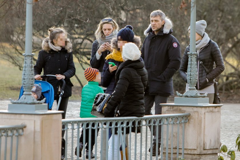 Michał Żebrowski z żoną Aleksandrą i dziećmi na spacerze w parku