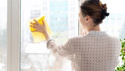 Profesjonalny trik na lśniące okna po zimie. Wystarczy jeden składnik za kilka złotych