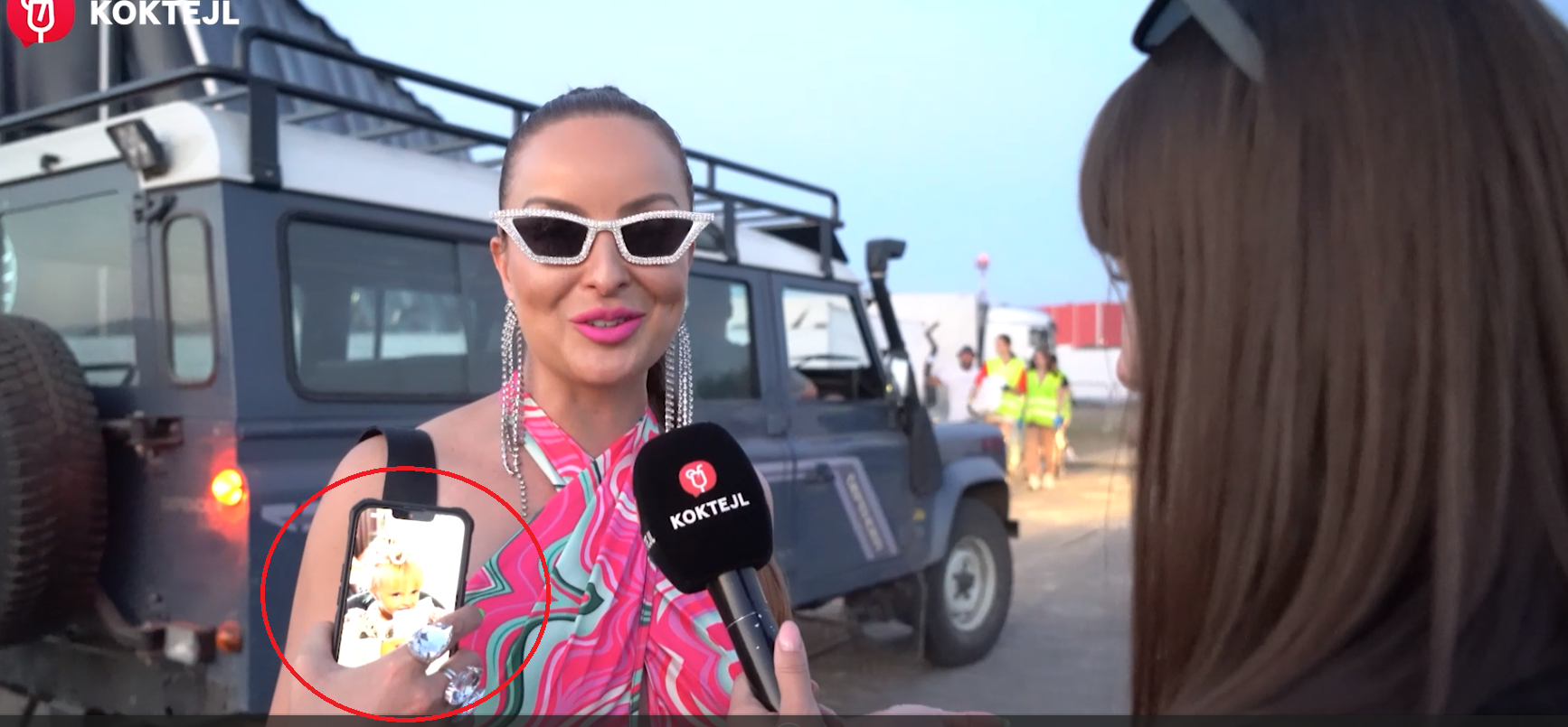 Daniela Nízlová má na pozadí telefónu fotku svojej dcérky Lindy.