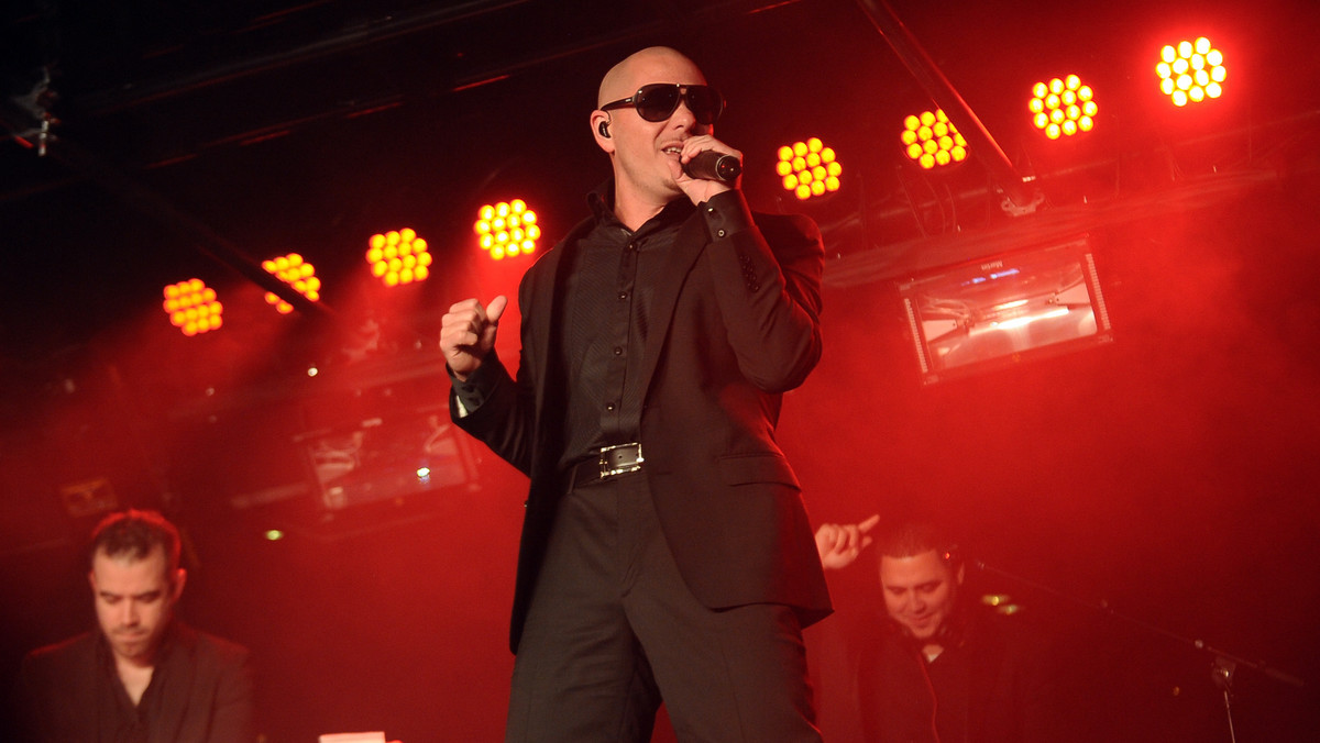 Pitbull zaprezentował swój remiks przeboju "Scream &amp; Shout" Will.i.ama i Britney Spears.