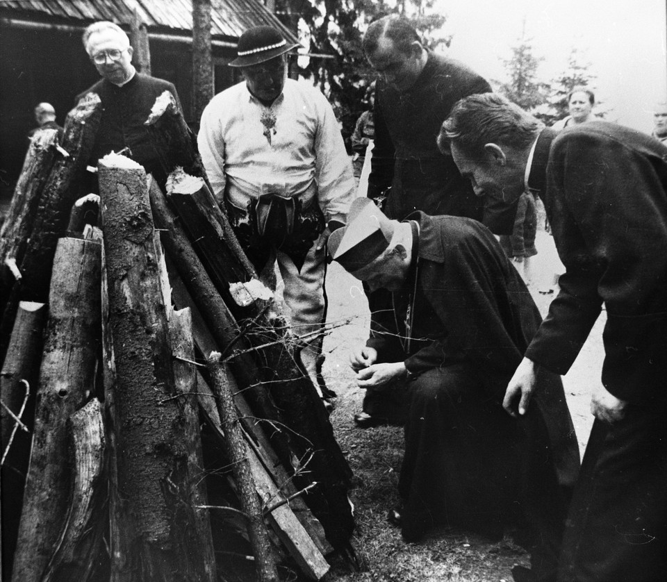 Kardynał Karol Wojtyła rozpala watrę