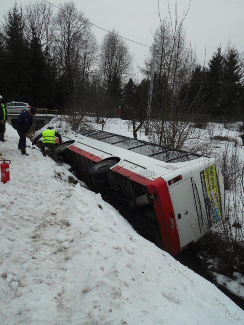 Autobus przewrócił się do strumienia