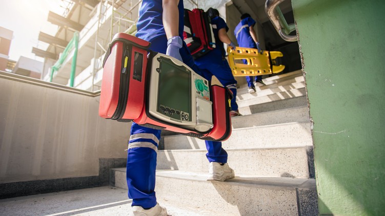 idősotthon újraélesztés defibrillátor Heimlich-fogás