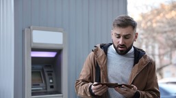 operatorzy kart płatniczych zgłaszają się po większe opłaty  transakcyjne. visa i mastercard podnoszą prowizje. kto zapłaci więcej w 2026?