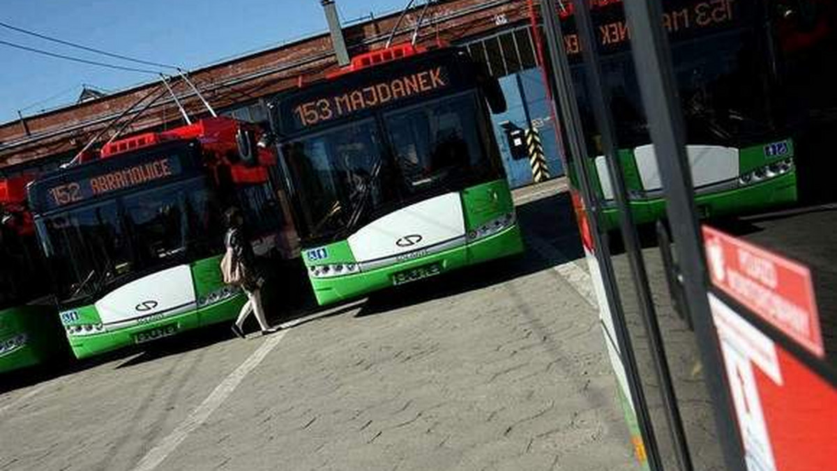 Dwie firmy walczą o zlecenie na dostawę 12 przegubowych trolejbusów wyposażonych w akumulatory pozwalające na jazdę ulicami bez sieci zasilającej.