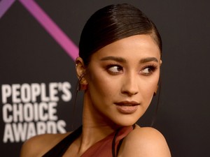Shay Mitchell csak ezt a ruhát próbálta fel, és nem fogott mellé