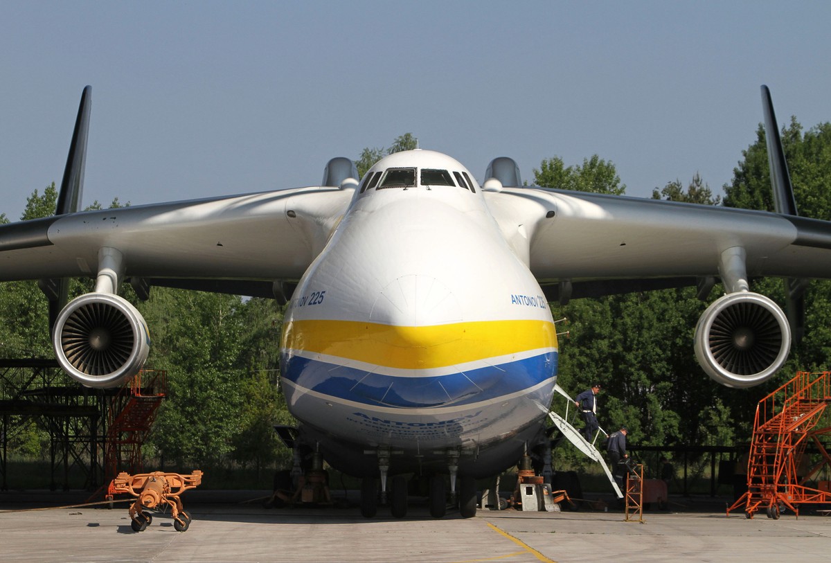 Antonow An-225 Mrija, największy na świecie samolot cargo, na płycie lotniska Gostomel w pobliżu Kijowa