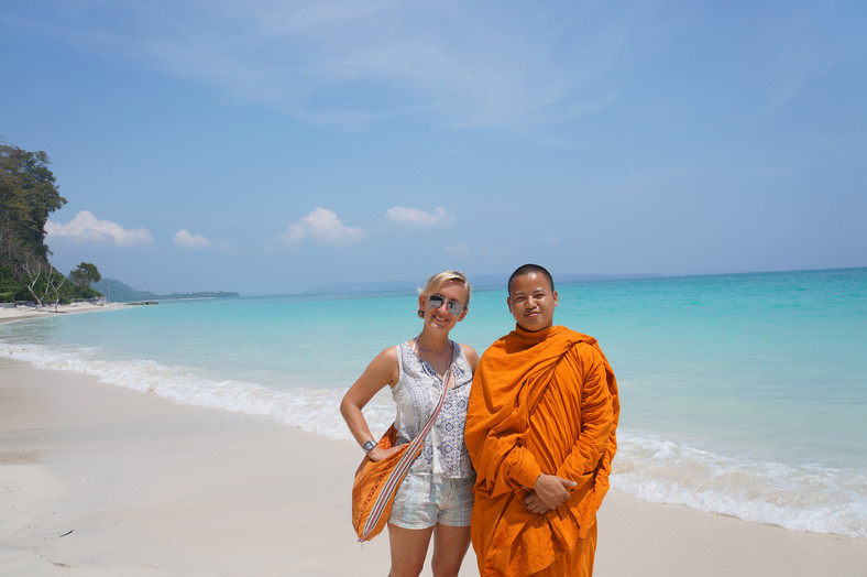 Natalia Tyczynska w mnichem buddyjskim na rajskiej plaży na Andamanach, Wyspa Havelock