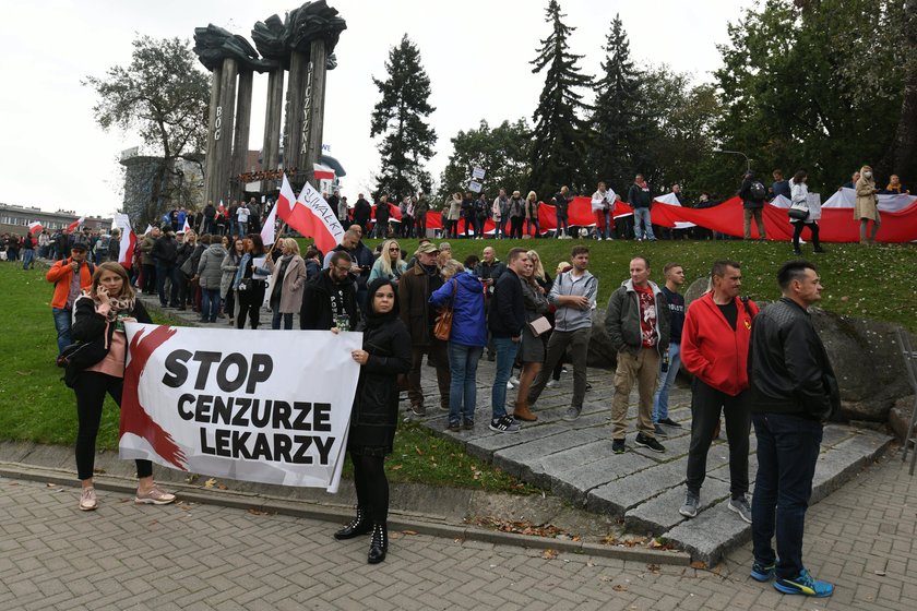 Uważają, że pandemii nie ma i protestują. Szokujące obrazki z Polski