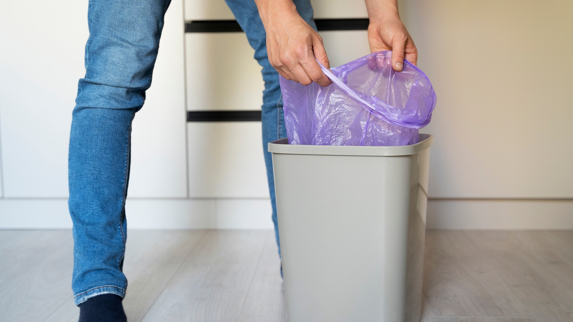 Pravidelné vynášanie odpadu patrí medzi najúčinnejšie spôsoby, ako zabrániť množeniu múch v domácnosti.