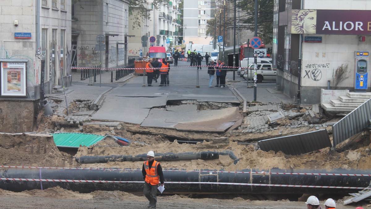 Nawet kilka dni może potrwać usuwanie skutków awarii na budowie II linii metra w centrum Warszawy. Co prawda wyrwa została już zasypana, ale trwają jeszcze badania i planowane są prace zabezpieczające. Do domów może wrócić tylko część mieszkańców ewakuowanego w piątek budynku przy Marszałkowskiej 136.