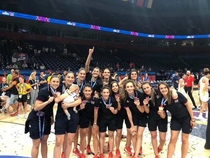 Mateo sa mamom i Jeleninim saigračicama na dodeli medalje