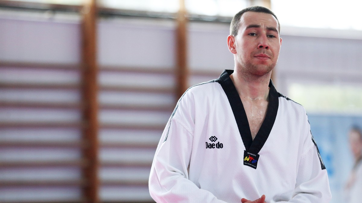 Piotr Paziński nie poszedł w ślady Karola Robaka. Walczący w kategorii do 80 kg polski taekwondzista przegrał w 1/8 finału 2:8 z Cheickiem Sallahem Juniorem Cisse z Wybrzeża Kości Słoniowej. Dzień wcześniej Robak odpadł po emocjonującej walce po ćwierćfinale. Paziński Teraz liczy na to, że jego pogromca dojdzie do finału, co pozwoli mu walczyć w repasażach.