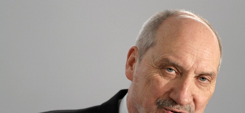 Macierewicz próbował wymusić lot wojskową casą. Generał sprzeciwił się ministrowi. "To groziło katastrofą"